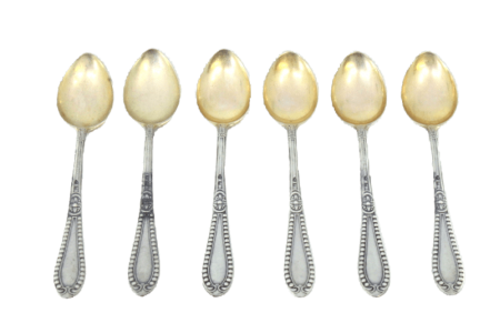  Conjunto de seis colheres de café em prata com conchas douradas e perladas 